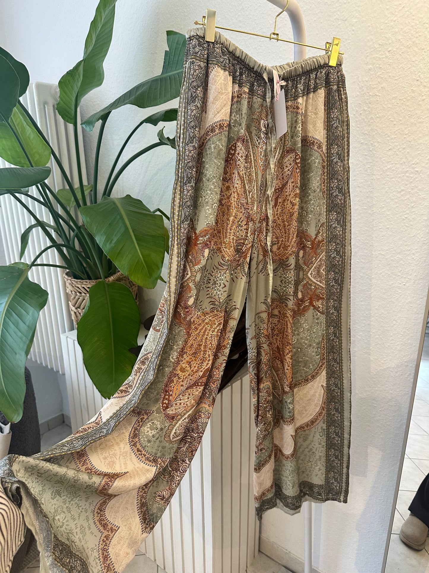 Hose mit Seide