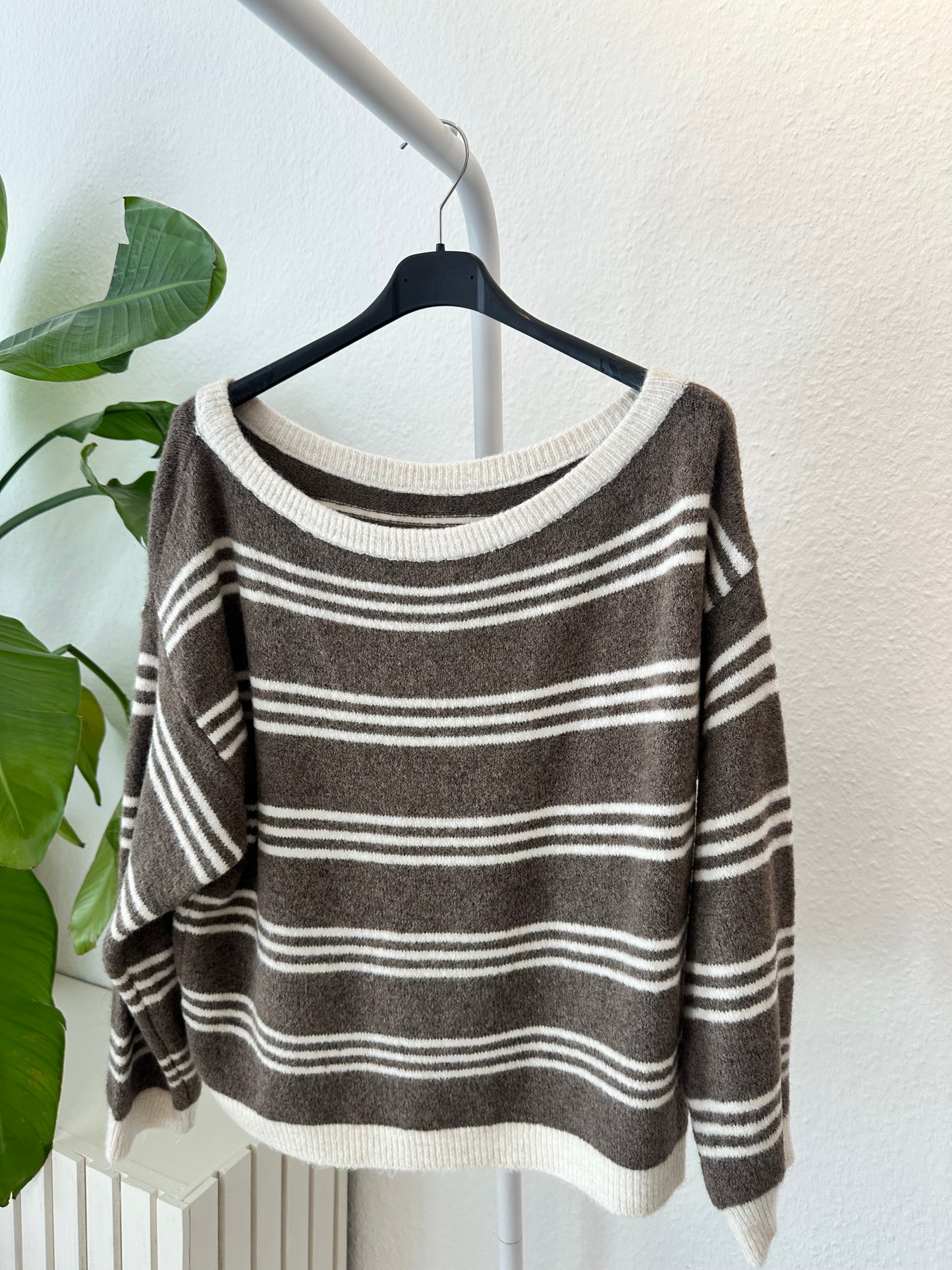 Off shoulder Pullover
