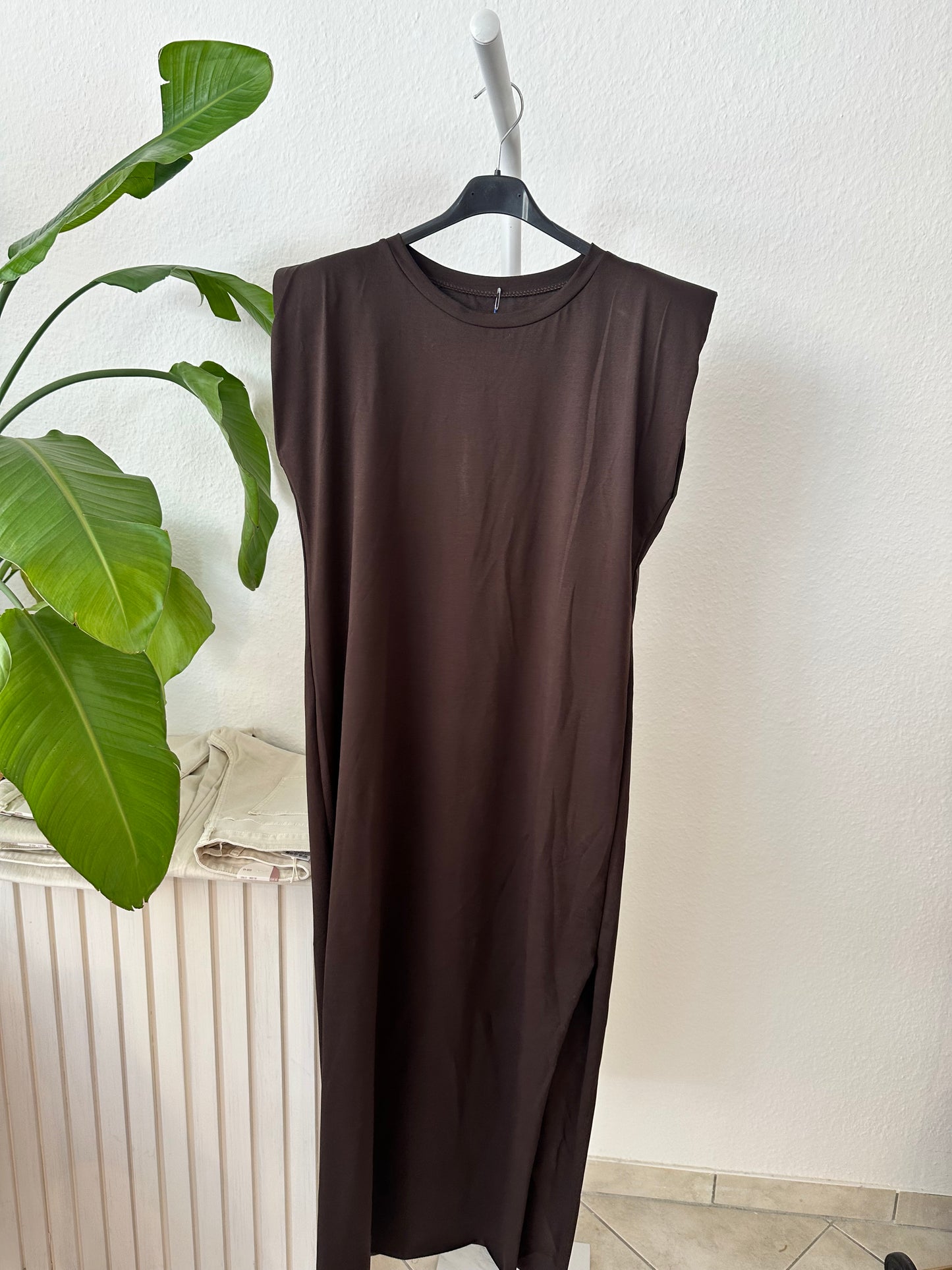 Langes Kleid mit Schulter Polster