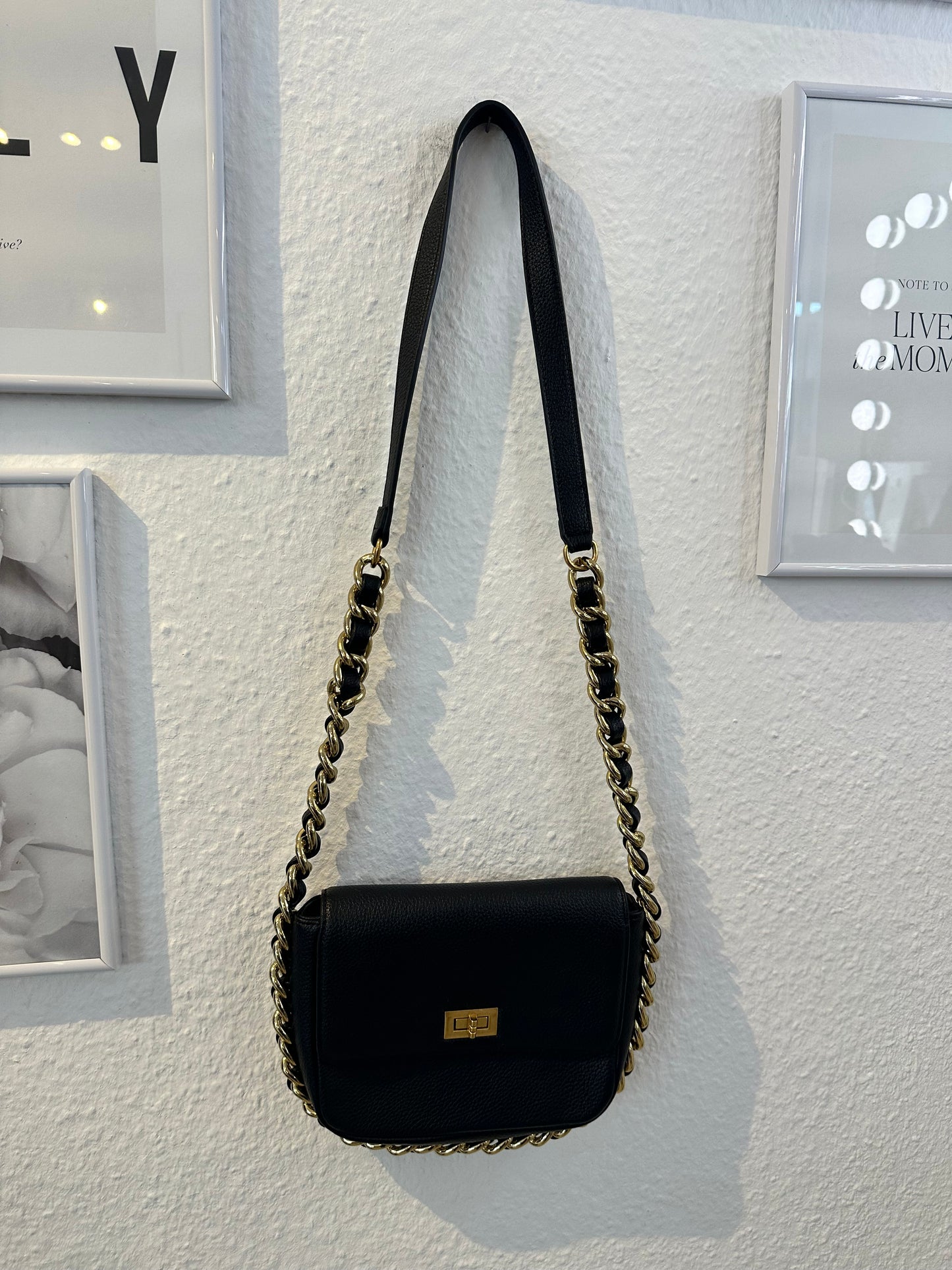 Tasche mit goldenen Details